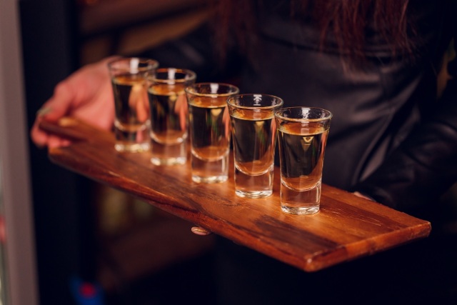 Στο νοσοκομείο 17χρονη έπειτα από κατανάλωση αλκοόλ στο Αγρίνιο - Συνελήφθη ο ιδιοκτήτης του καταστήματος