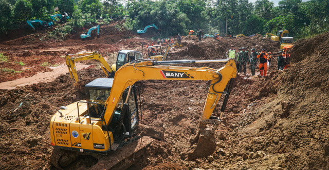 ΤΟΥΛΑΧΙΣΤΟΝ 18 ΝΕΚΡΟΙ ΜΕΤΑ ΑΠΟ ΚΑΤΟΛΙΣΘΗΣΕΙΣ ΣΤΗΝ ΙΝΔΟΝΗΣΙΑ - ΔΕΚΑΔΕΣ ΑΓΝΟΟΥΜΕΝΟΙ, ΔΕΙΤΕ ΒΙΝΤΕΟ