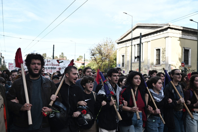 Μία σύλληψη και 19 προσαγωγές γύρω από το Πολυτεχνείο - Ξεκινά σε λίγο η πορεία