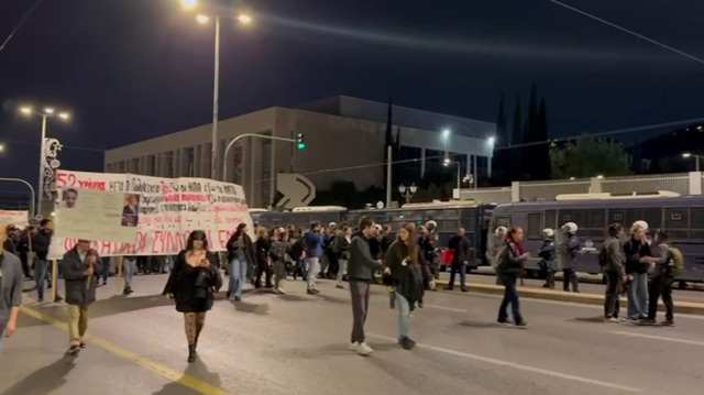 Στην πρεσβεία των ΗΠΑ η κεφαλή της πορείας για το Πολυτεχνείο - Φραγμός από τα ΜΑΤ
