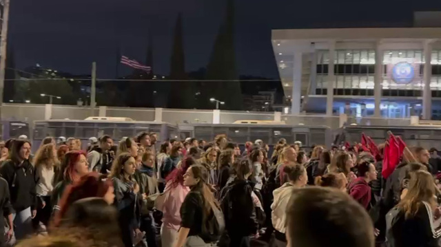 Στην πρεσβεία των ΗΠΑ έφτασε η πορεία για το Πολυτεχνείο - 15.000 οι διαδηλωτές εκτιμά η Αστυνομία