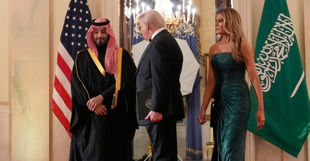Επίθεση φιλίας Τραμπ στον Μπιν Σαλμάν: Το σμαραγδί φόρεμα της Μελάνια, οι μεγιστάνες στο δείπνο και οι σχέσεις τους με τη Σαουδική Αραβία