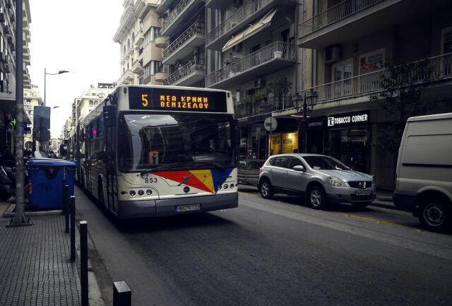 Θεσσαλονίκη: 49χρονος έριξε πέτρες σε αστικό λεωφορείο