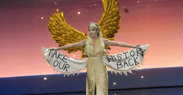 Με χρυσά φτερά και μήνυμα «take our history back» η Μαίρη Χατζηπαύλου στον διαγωνισμό Miss Universe