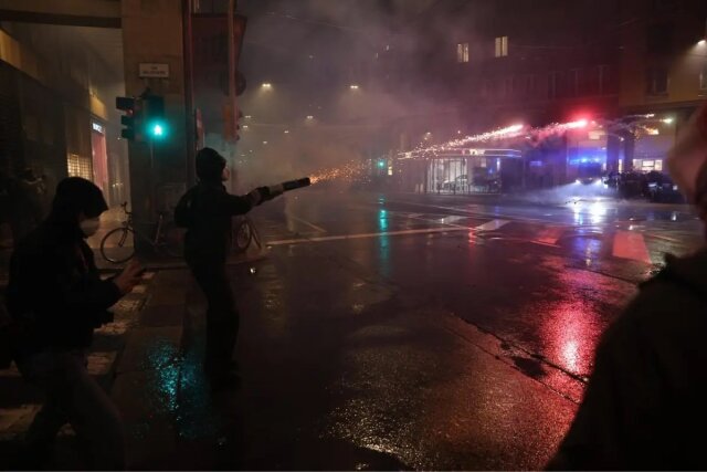 Πεδίο μάχης η Μπολόνια: Κροτίδες, φωτοβολίδες και χημικά σε διαδήλωση για την Παλαιστίνη πριν τον αγώνα Βίρτους-Μακάμπι, δείτε βίντεο