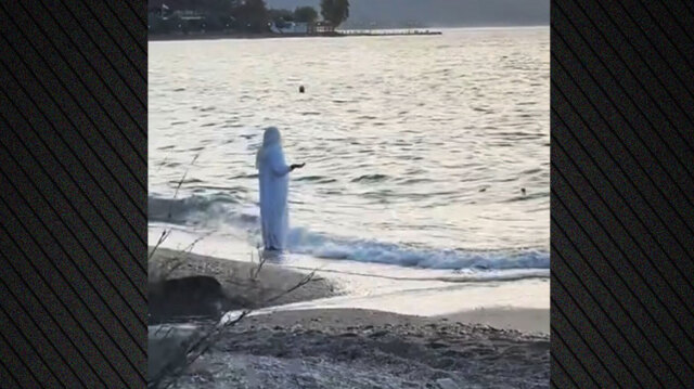 Γυναίκα στα λευκά σε παράξενο τελετουργικό σε παραλία του Βόλου - Δείτε βίντεο