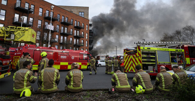 Φόβοι για εκρήξεις στην αποθήκη που έπιασε φωτιά στο Λονδίνο - Μπορεί να υπάρχουν πυροτεχνήματα και φιάλες μέσα στο κτίριο, δείτε βίντεο