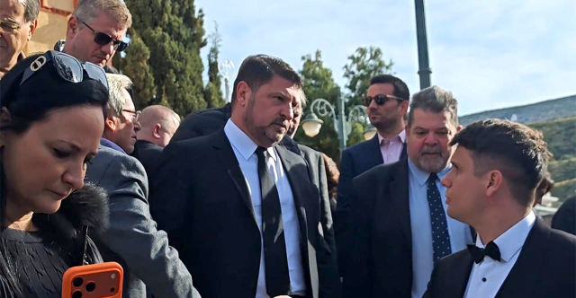 Ο Νίκος Χαρδαλιάς είπε το τελευταίο αντίο στον πατέρα του - Συγγενείς, φίλοι και υπουργοί στην κηδεία