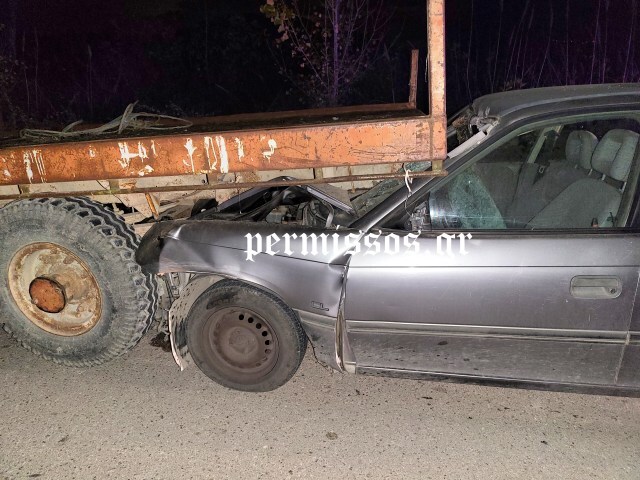 Αυτοκίνητο «καρφώθηκε» σε καρότσα τρακτέρ στην Αλίαρτο - Δείτε βίντεο και φωτογραφίες