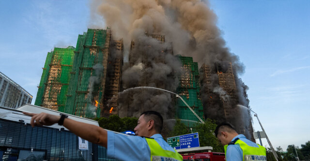 Τουλάχιστον 4 νεκροί και πολλοί εγκλωβισμένοι από τη φωτιά σε ουρανοξύστες στο Χονγκ Κονγκ - Καίγονται διαμερίσματα, αποπνικτικά σύννεφα κ class=