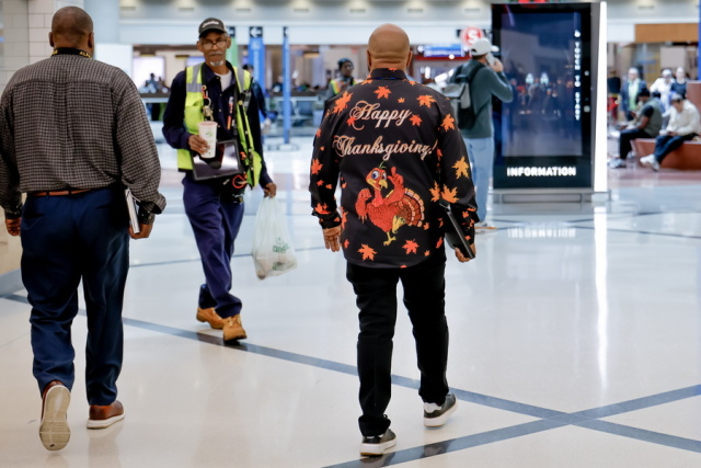 Μη φοράτε πιτζάμες και παντόφλες στα αεροπλάνα, ζητά από τους επιβάτες ο Αμερικανός υπουργός Μεταφορών