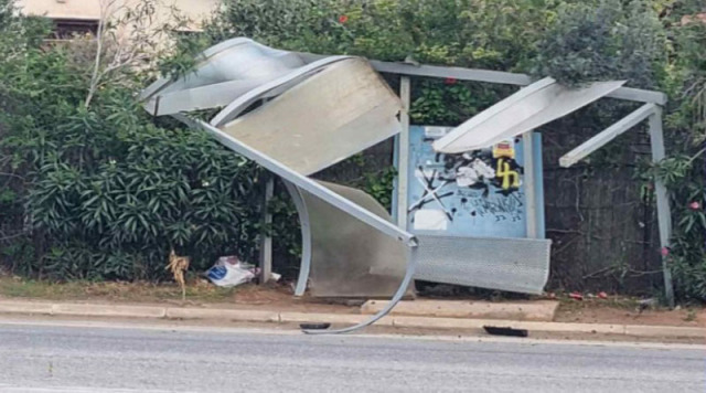 Τροχαίο στη Λ. Αθηνών Σουνίου - Διαλύθηκε στάση λεωφορείου