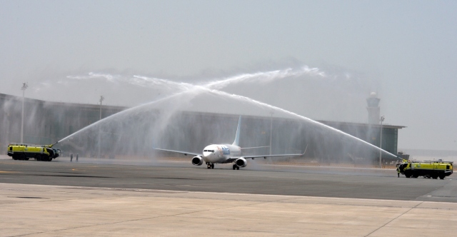 O λόγος που τα πυροσβεστικά βρέχουν με νερό τα αεροπλάνα που προσγειώνονται - Τι είναι το water salute