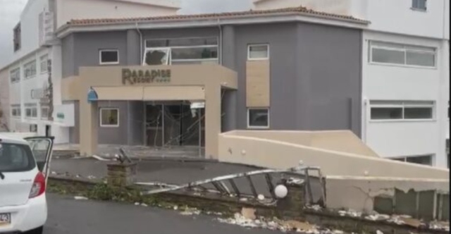 Ανεμοστρόβιλος προκάλεσε καταστροφές σε σπίτια και επιχειρήσεις στη Φοινικούντα - Δείτε φωτογραφίες και βίντεο