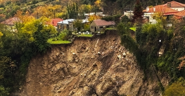 Μεγάλη κατολίσθηση στα Τζουμέρκα - Σπίτια βρίσκονται λίγα μέτρα από τον γκρεμό στην Άγναντα, δείτε φωτογραφίες