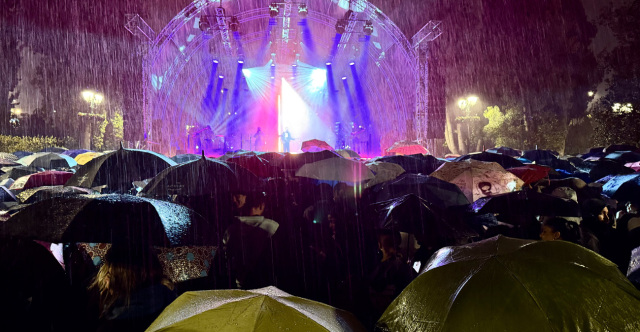 Αθηναίοι αψηφούν τη βροχή, με τις ομπρέλες στα χέρια περιμένουν τη φωταγώγηση του δέντρου στο Σύνταγμα – Δείτε βίντεο και φωτογραφίες