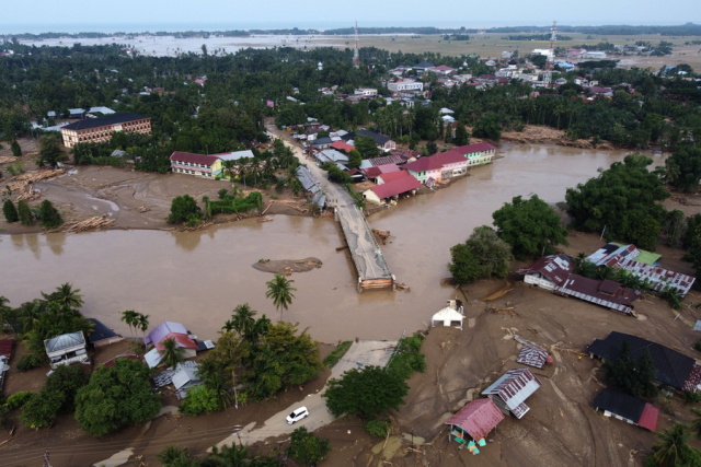 Πάνω από 370 νεκροί σε Ταϊλάνδη, Ινδονησία και Σρι Λάνκα λόγω πλημμυρών και κατολισθήσεων - Δείτε βίντεο και φωτογραφίες