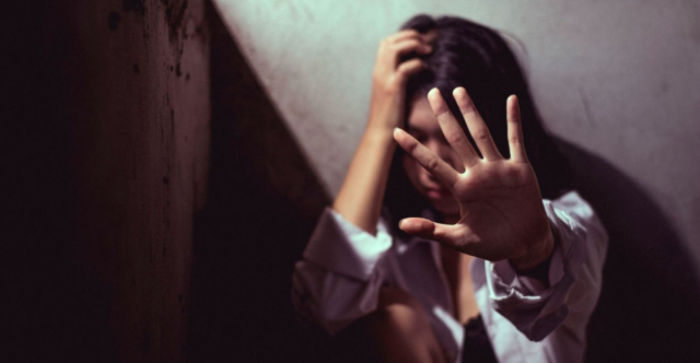 Μενίδι: 14χρονη έγκυος χτυπήθηκε από τη μητέρα της και απέβαλε - Η ανήλικη πήγε στην αστυνομία με το νεκρό έμβρυο