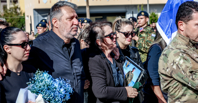 Συντετριμμένοι οι γονείς του 19χρονου Ραφαήλ στην κηδεία του - Με λευκά τριαντάφυλλα και την ελληνική σημαία το τελευταίο αντίο