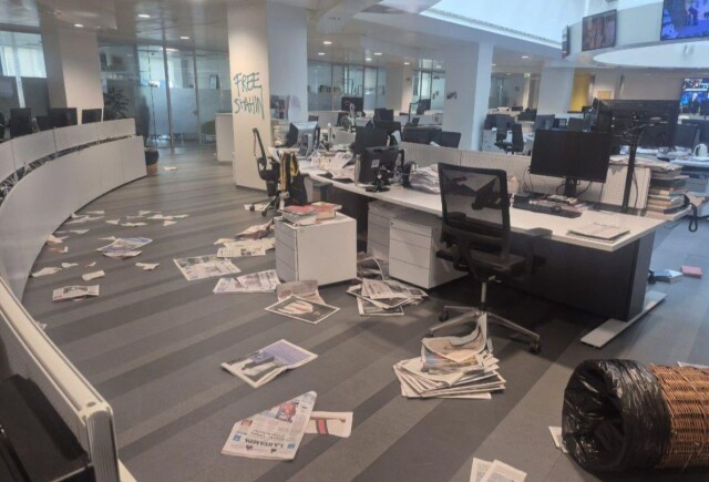 Διαδηλωτές εισέβαλαν στα γραφεία της εφημερίδας La Stampa και τα βανδάλισαν - Άφησαν... κοπριά έξω από την είσοδο (βίντεο)