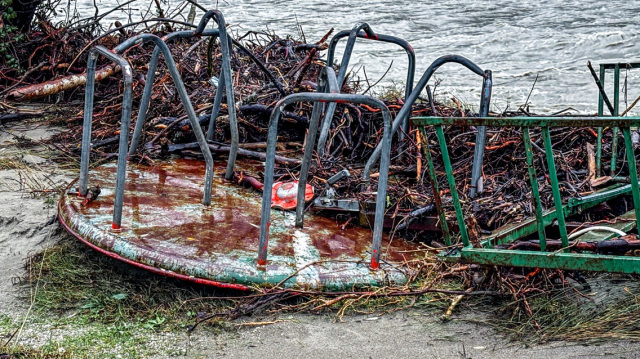 Καιρός-Κακοκαιρία Adel: Αναποδογυρισμένα παιχνίδια από παιδική χαρά και λασπόνερα παντού στα Τζουμέρκα - Δείτε φωτογραφίες