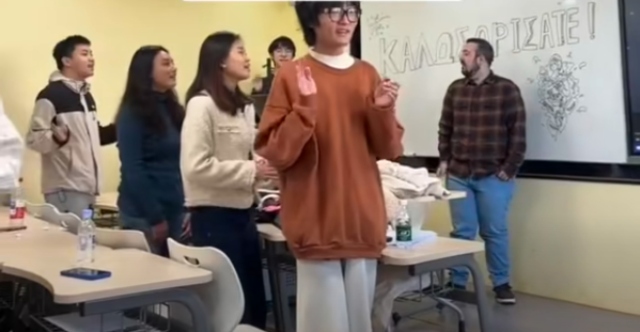 Κινέζοι φοιτητές τραγουδούν σε άπταιστα ελληνικά «Άσπρα καράβια τα όνειρά μας» - Ο Κρητικός καθηγητής που είναι πίσω από το εγχείρημα