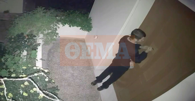 Νέα Σμύρνη: Νεαρός κυκλοφορούσε με κλεμμένο μηχανάκι, λήστευε ανηλίκους και εισέβαλε σε σπίτια - Δείτε βίντεο