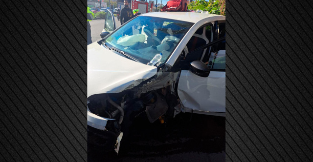 Τροχαίο στην Πειραιώς: Αυτοκίνητο προσέκρουσε σε κολώνα, τρεις τραυματίες