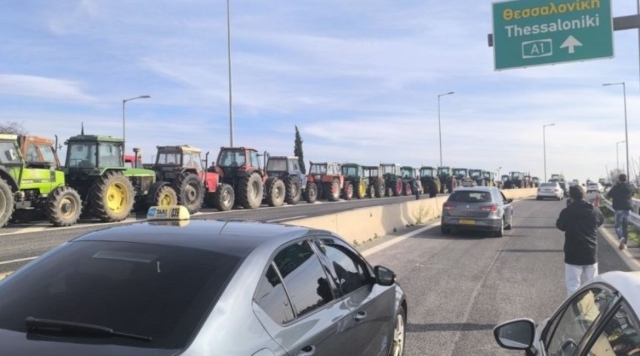 Οι απεργοί ιδιοκτήτες ταξί της Λάρισας πήγαν για συμπαράσταση στους αγρότες στο μπλόκο της Νίκαιας