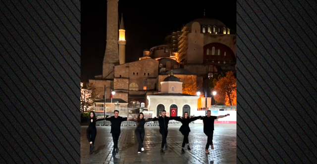 Έλληνες χόρεψαν χασάπικο μπροστά στην Αγία Σοφία - «Σκανδαλώδης πρόκληση» λένε στην Τουρκία, δείτε βίντεο