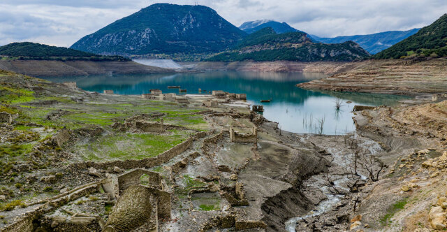 Αντιμέτωπη με τον εφιάλτη της λειψυδρίας η Αττική: Στερεύουν οι ταμιευτήρες σε Μόρνο και Υλίκη, δείτε βίντεο από drones