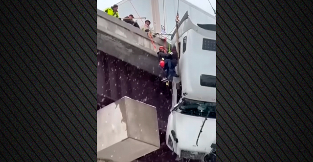 Η στιγμή της ηρωικής διάσωσης ενός οδηγού φορτηγού που κρεμόταν από γέφυρα ύψους 30 μέτρων στη Βιρτζίνια - Δείτε βίντεο