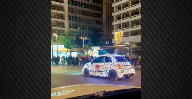 Το πιο χριστουγεννιάτικο αυτοκίνητο της Αθήνας, οδηγός έβαλε χιλιάδες λαμπάκια και «φώτισε» το κέντρο