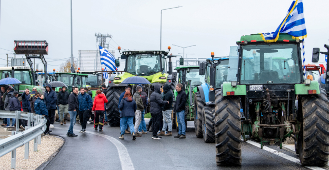 Αμετακίνητοι οι αγρότες: Κλειστό τμήμα της Εγνατίας Οδού στην Κομοτηνή, νέοι αποκλεισμοί και μπλόκα σε όλη τη χώρα