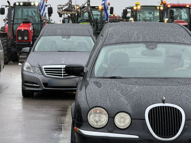 Στο μπλόκο στα Μάλγαρα ιδιοκτήτες γραφείων τελετών με τις νεκροφόρες τους, δείτε βίντεο