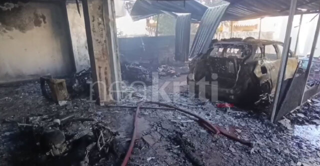 Κάηκαν ένα αυτοκίνητο και τέσσερις μηχανές μετά από φωτιά σε πυλωτή πολυκατοικίας στα Χανιά, δείτε βίντεο