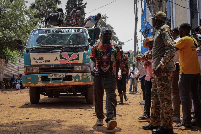 Κονγκό: Εκατοντάδες άμαχοι περνούν στη Ρουάντα για να γλιτώσουν από τις μάχες