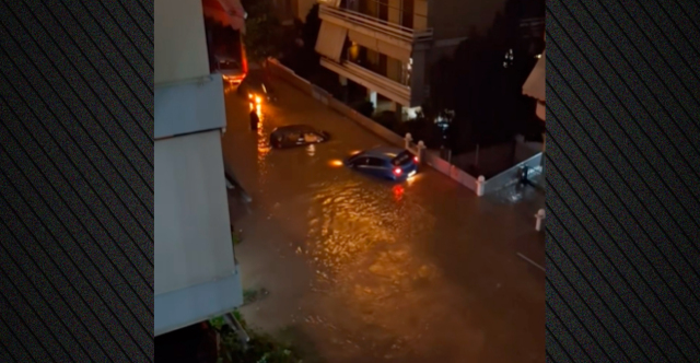 Αυτοκίνητα έγιναν... βάρκες στον Άλιμο λόγω της κακοκαιρίας και επέπλεαν στα λασπόνερα, δείτε βίντεο