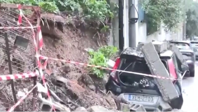 Μαντρότοιχος κατέρρευσε στη Βουλιαγμένη λόγω της κακοκαιρίας και καταπλάκωσε αυτοκίνητο