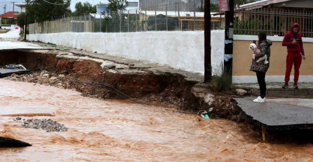 Νέο έκτακτο δελτίο καιρού: Μέχρι το μεσημέρι του Σαββάτου θα πλήττει τη χώρα η κακοκαιρία Byron, οι κόκκινες περιοχές
