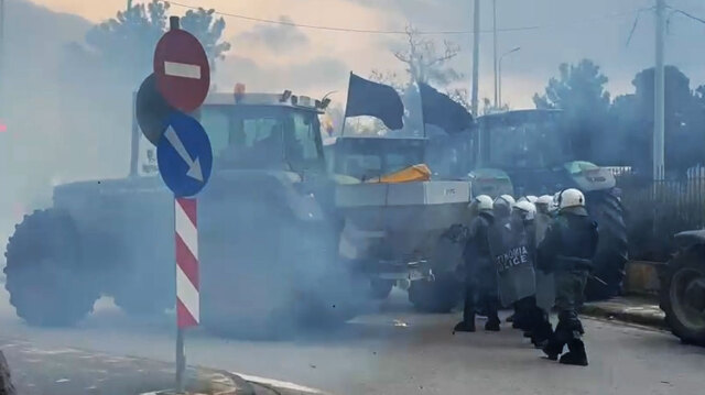 Η στιγμή που αγρότες στη Θεσσαλονίκη κάνουν όπισθεν με τα τρακτέρ και κατευθύνονται προς τους αστυνομικούς: «Πάτα τον»