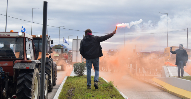 Οι αγρότες έκλεισαν τον κόμβο Μικροθηβών στην ΠΑΘΕ, χιλιάδες τρακτέρ σε εθνικές οδούς και τελωνεία