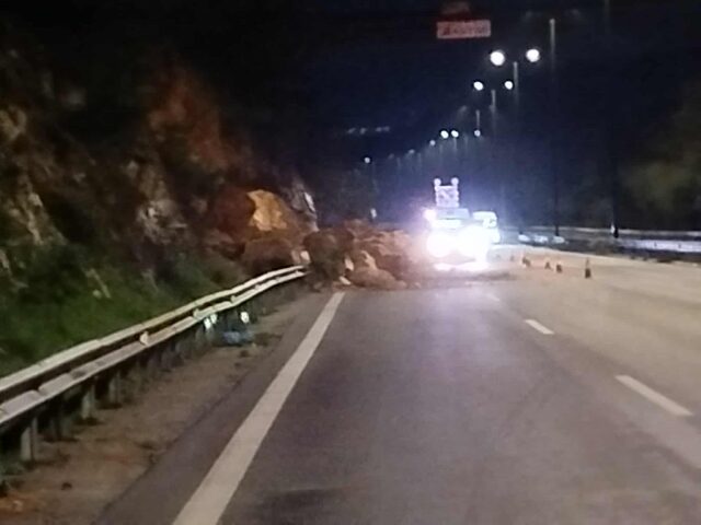 Πτώση βράχων στη λεωφόρο Αθηνών-Σουνίου, έκλεισε η δεξιά λωρίδα κυκλοφορίας 
