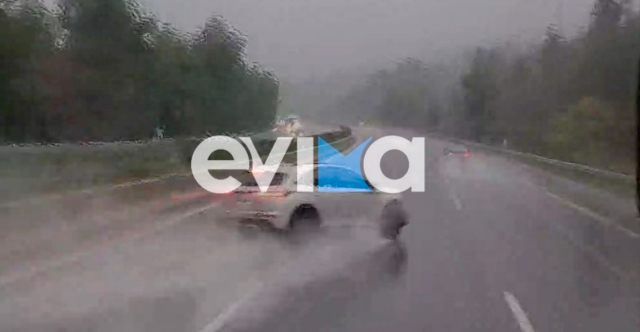 Η στιγμή που οδηγός χάνει τον έλεγχο εν μέσω βροχής και πέφτει πάνω στις μπάρες της Εθνικής Αθηνών - Λαμίας, δείτε βίντεο