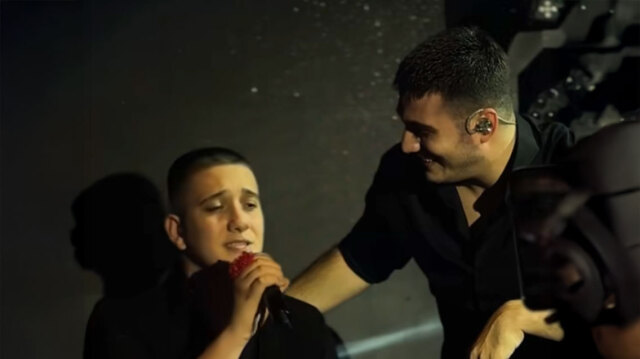 ΑΚΟΜΗ ΕΝΑΣ ΚΑΚΟΣΑΙΟΣ ΣΤΗ ΣΚΗΝΗ: Ο ΜΙΚΡΟΤΕΡΟΣ ΓΙΟΣ ΤΟΥ ΠΛΟΥΤΑΡΧΟΥ, ΚΩΝΣΤΑΝΤΙΝΟΣ ΤΡΑΓΟΥΔΗΣΕ «ΦΥΣΑΕΙ ΠΟΛΥ» ΠΛΑΙ ΣΤΟΝ ΑΔΕΡΦΟ ΤΟΥ ΓΙΩΡΓΟ, ΒΙΝΤΕΟ