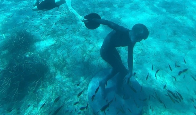 Φαρσέρ βύθισε ένα πολύ παράξενο άγαλμα στη Χαλκιδική για να... μπερδέψει τους αρχαιολόγους του μέλλοντος
