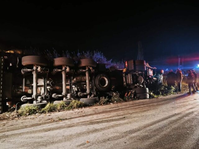 Ανατροπή φορτηγού στην Άρτα, εγκλωβίστηκε ο οδηγός