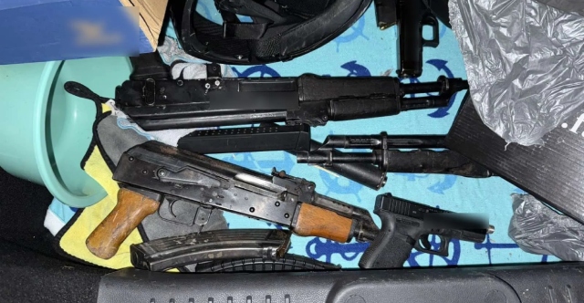 Σε αποθήκη ανάμεσα σε κοτέτσια στα Καλύβια έκρυβε τα όπλα και τα κλεμμένα αυτοκίνητα ο Κρητικός που προετοίμαζε δολοφονία