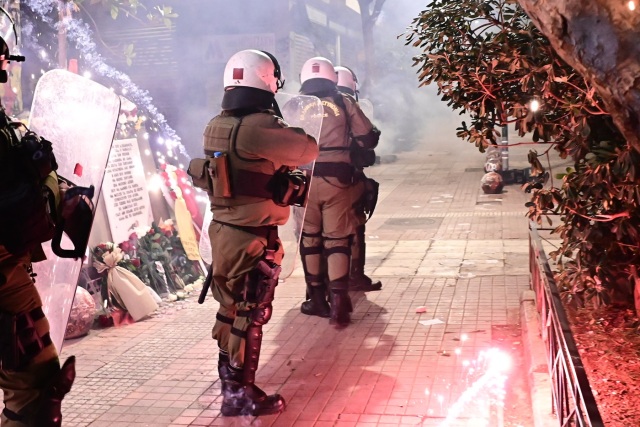 Επίθεση με μολότοφ κατά διμοιρίας των ΜΑΤ στα Εξάρχεια