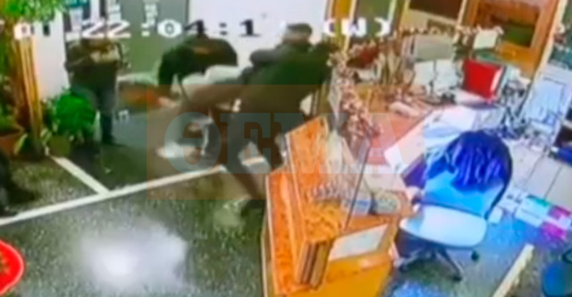 Η στιγμή της σύλληψης του 17χρονου που μαχαίρωσε τον 14χρονο στον Χολαργό και ομολόγησε στο TikTok, δείτε βίντεο